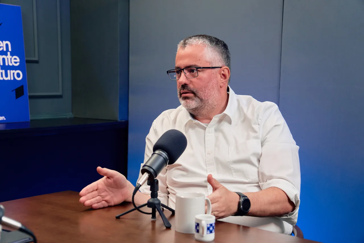 Convidado fala ao microfone durante gravação no estúdio LENZ